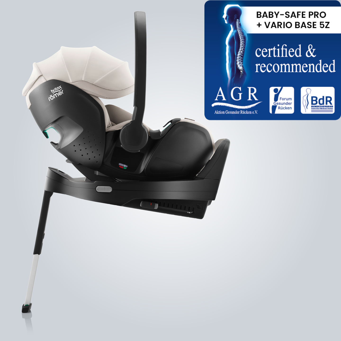 BABY-SAFE PRO seggiolino per neonati in Soft Taupe, montato su una base ISOFIX con gamba di supporto, mostrato in vista laterale con il badge &ldquo;Tested & Recommended&rdquo; di Aktion Gesunder R&uuml;cken e.V.
