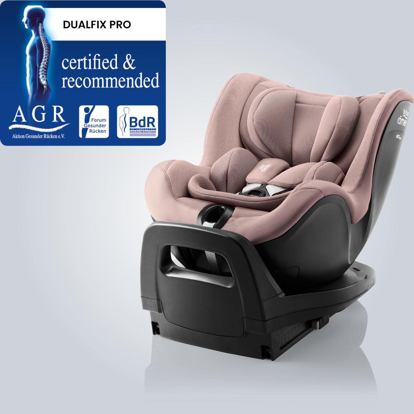 DUALFIX PRO in Dusty Rose, seggiolino auto girevole a 360&deg; per neonati con ampie protezioni laterali e base integrata, mostrato in vista frontale angolata con il badge &ldquo;Tested & Recommended&rdquo; di Aktion Gesunder R&uuml;cken e.V.