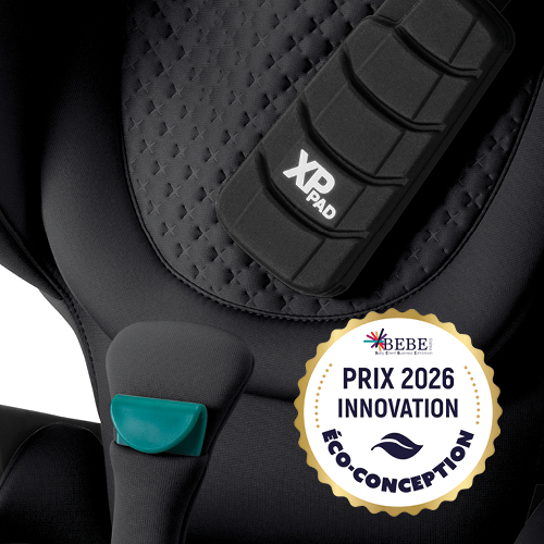Primo piano dei seggiolini auto Britax Römer KIDFIX PRO con schienale alto, evidenziando il logo Eco-Design Innovation 2026 Award e l’esclusiva stampa a rilievo 3D a stella della LUX collection.