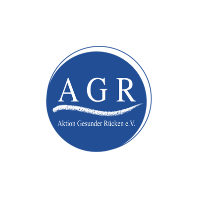 Logo circolare blu di AGR (Aktion Gesunder R&uuml;cken e.V.) con lettere bianche &ldquo;AGR&rdquo; e il nome dell&rsquo;organizzazione &ldquo;Aktion Gesunder R&uuml;cken e.V.&rdquo; mostrato sotto una linea curva.